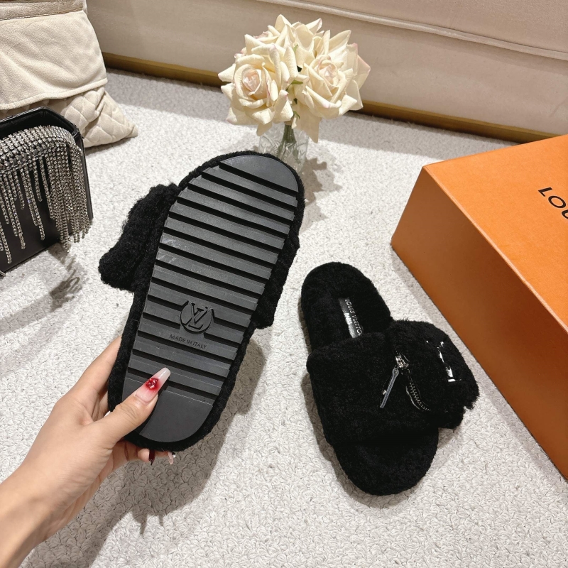 l0vis Vvtt0n slippers